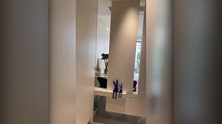 불규칙한 디자인의 인터넷 연예인 호수, 벽에 걸려있는 전신거울, 불규칙한 벽