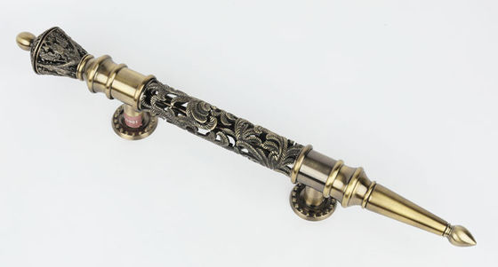 부엌 포도주 도어 하드웨어 핸들 풀링은 외부 벽장 꽃 내비침 세공 패턴 24K를 당깁니다